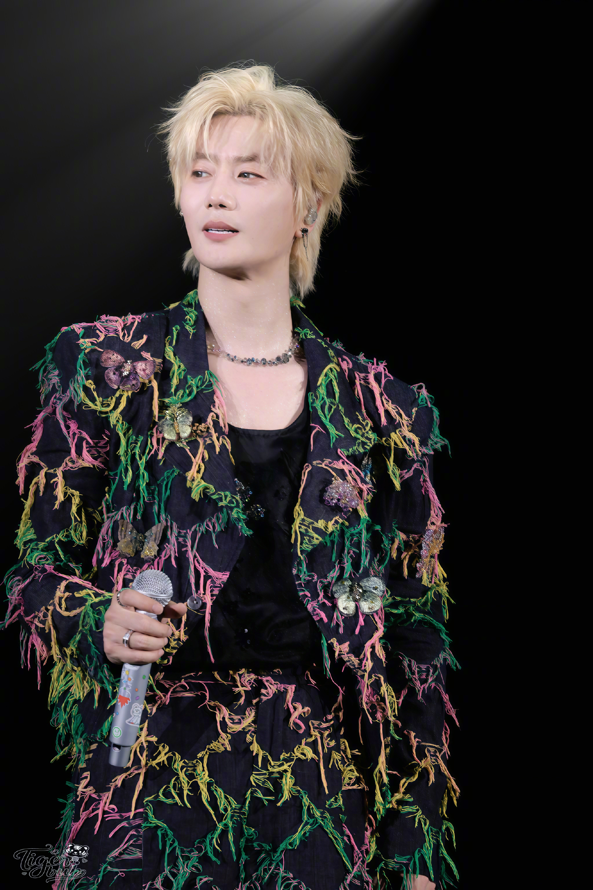 陆虎人到40染白毛虎子人到40变成白色小老虎啦🥺哈哈哈哈哈，这造型太帅啦 