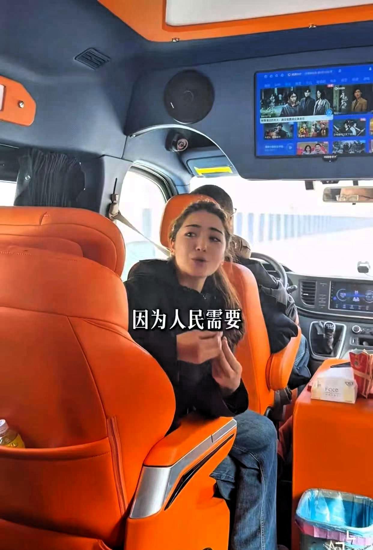 一位新疆的美女导游，她在给台湾同胞介绍天山胜利隧道时是这么说的！

天山绵延千里