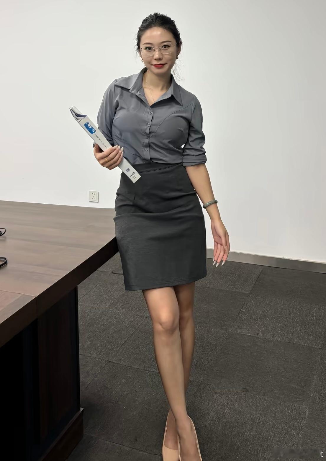 眼镜少妇薄丝 