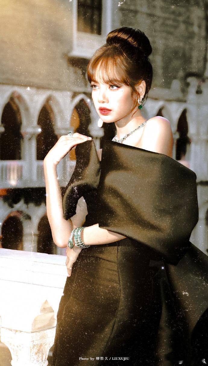 Lisa自曝在团期间有隐藏恋爱Lisa在团期间曾恋爱韩娱偶像生存现状被剖开，Li