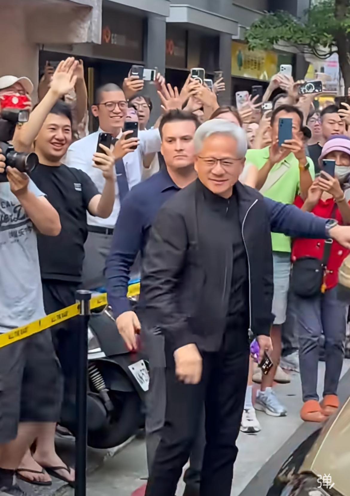 黄仁勋用的三星折叠屏啊！

近日，英伟达创始人黄仁勋在现身中国台北街头，与粉丝互
