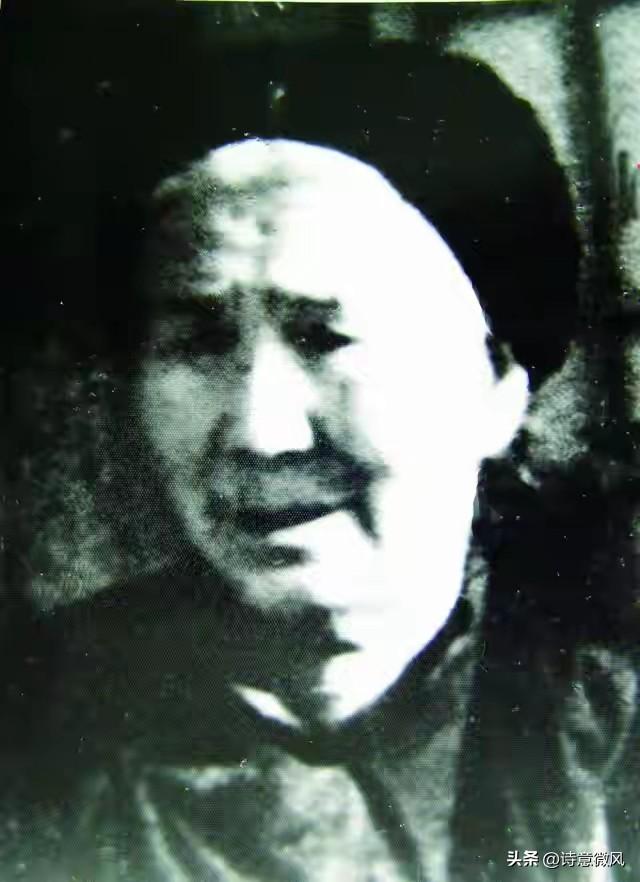 子参军全“阵亡”，58岁母亲哭瞎眼，49年门外来了熟悉身影
 
这位母亲名叫邓玉