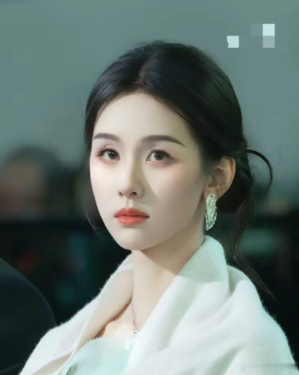 蒋欣，新剧要给小10岁的陈都灵演妈。消息一出来，很多人喊可惜。说一个国民度这么高