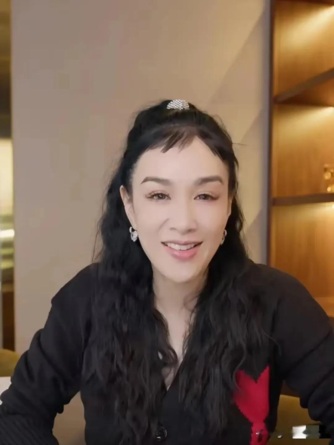 钟丽缇真是不服老啊！
学着韩国00后爱豆剪胎毛刘海，
但由于没发挥好还是什么原因