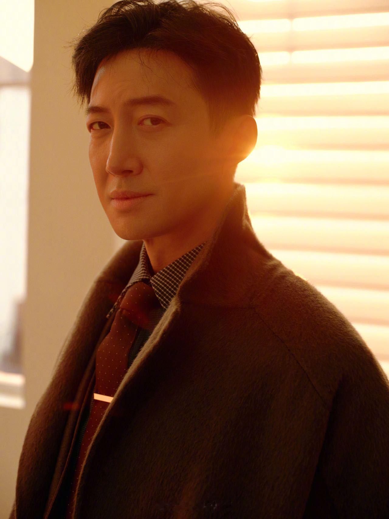 芭莎男士王阳二月刊封面  《芭莎男士》二月刊封面人物——王阳，红毛衣垂钓悠然，西