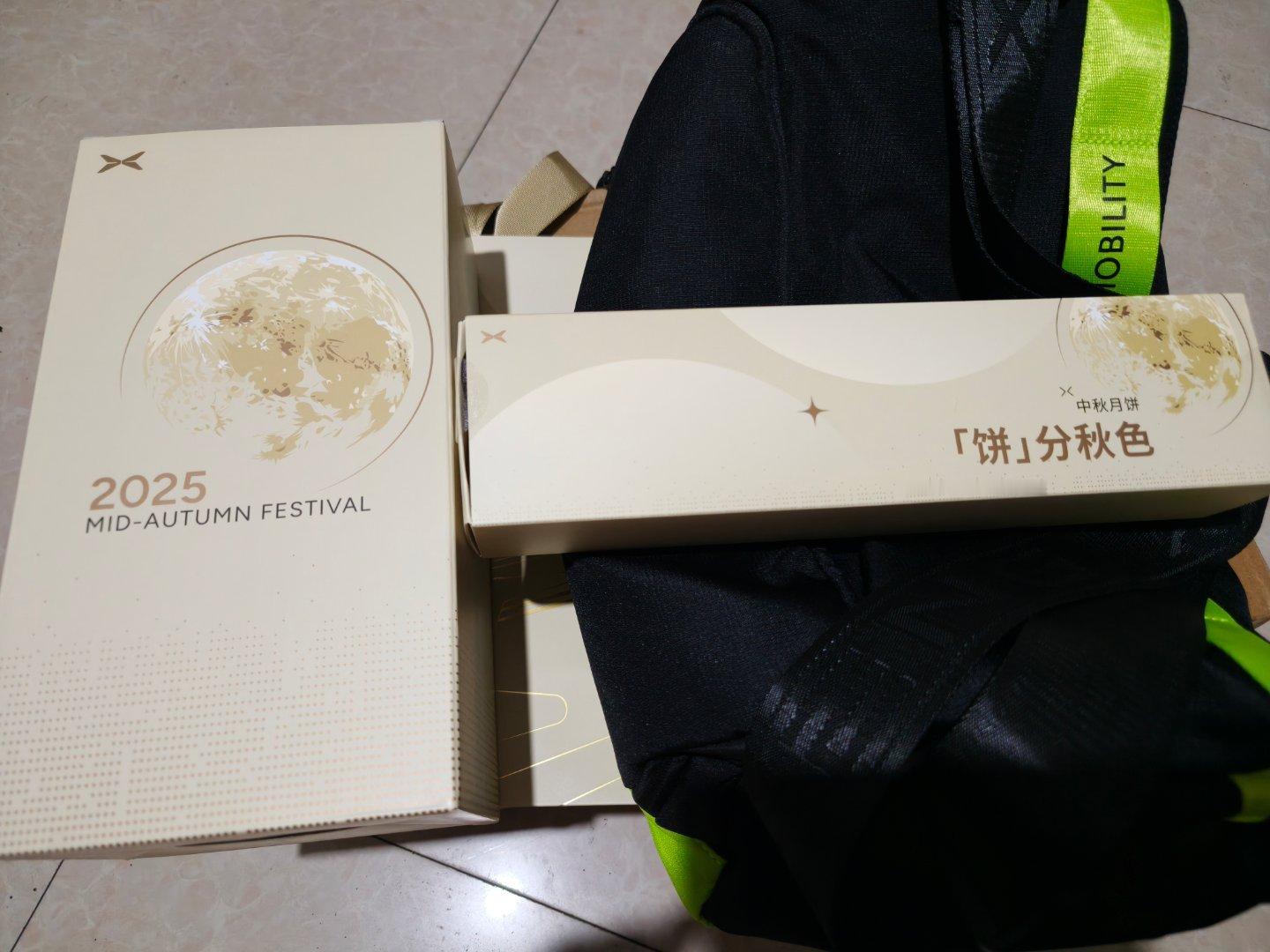 有鹏自远方来！感谢小鹏汽车的中秋节礼物！这背包、水杯，还有口味多样的中秋月饼，真