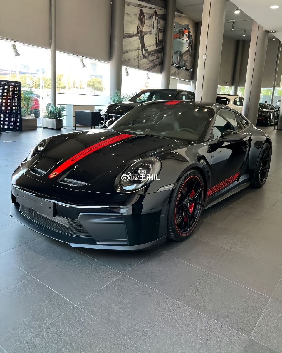 保时捷911 GT3 Touring,黑色涂装，搭配诸多红色细节，比如侧面标识、