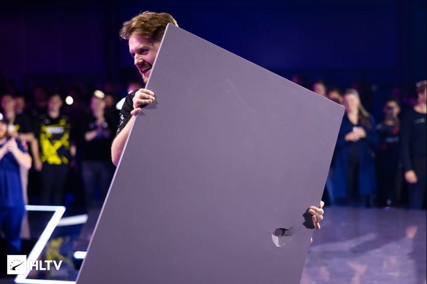 #Niko锤烂桌子##Niko红温#  最后居然把桌子带走了[允悲][允悲]这拳