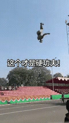 三哥的操练都是实打实的，足有三层楼的高度，下面只有一个孩子们玩的蹦蹦床，弹性绝对