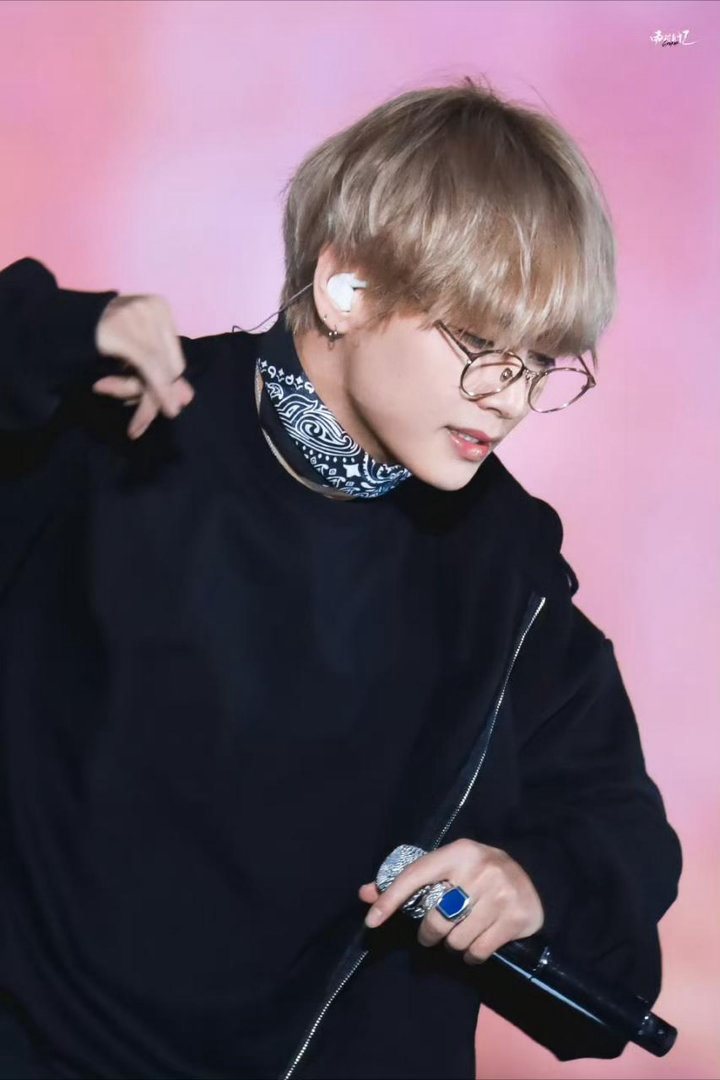 愚人节各家站姐发的金泰亨~每年都是出图大户来的，世首帅好权威的美貌