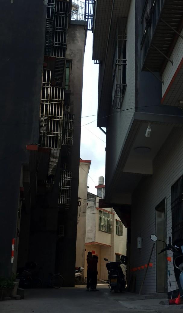 图1、2，几乎伸手就摸到，朝南阴暗无阳光，图二就像个空气开关，充分利用宅基地，向