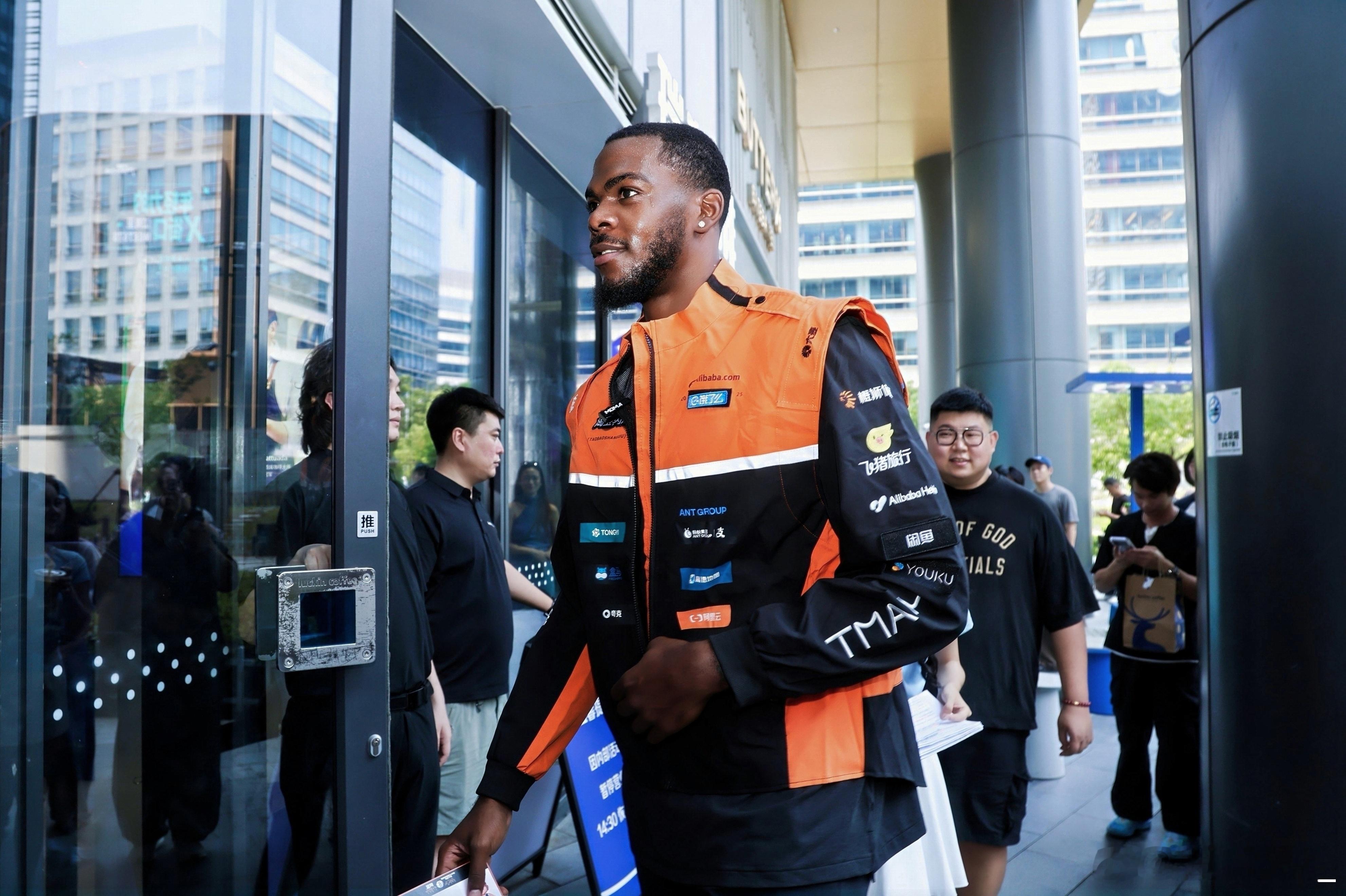 NBA球星在淘宝闪购送外卖NBA球星被淘宝闪购外卖员秀到了 这次联动热度拉满，淘