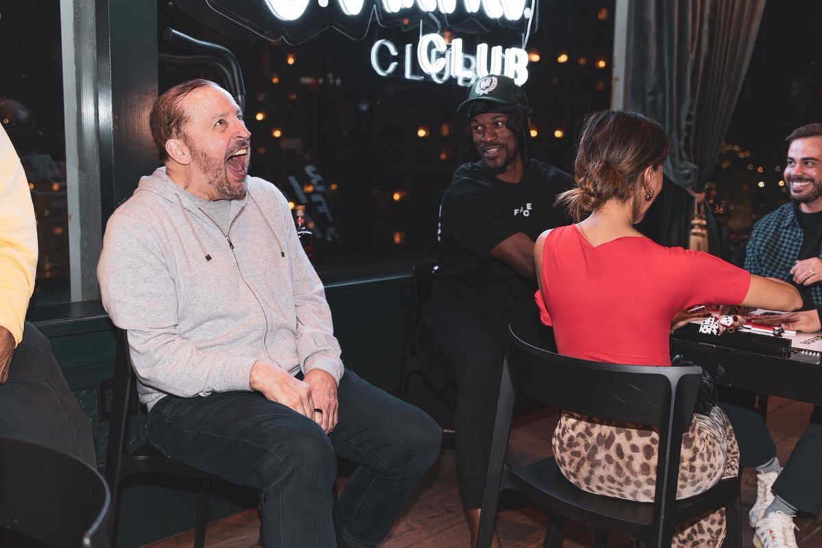 锡伯杜最近好开心啊，晚上还跟巴特勒出去聚会之前有球迷问他，为什么不去度假“哪个球