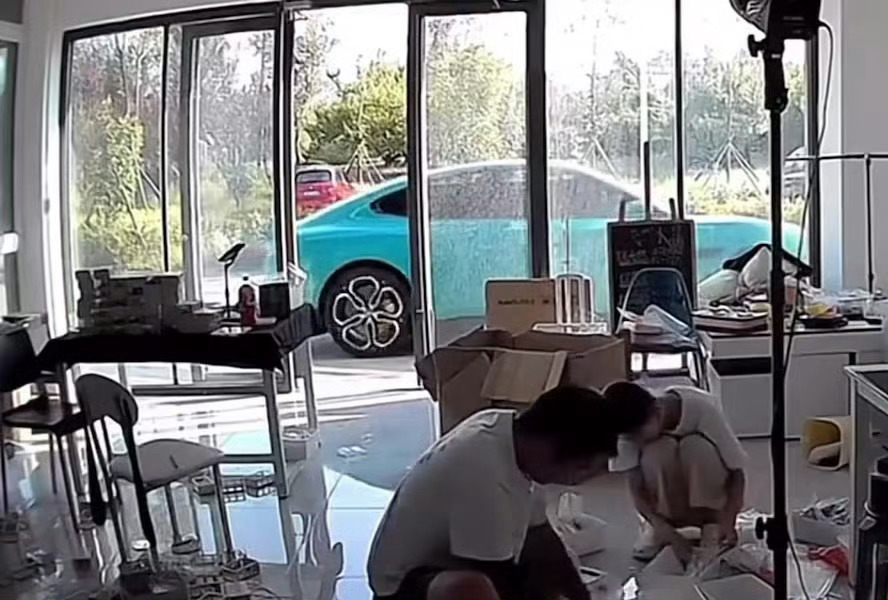 小米汽车突然自己开走哈哈，这是真无人驾驶[笑cry]等官方调查吧，肯定还是有原因