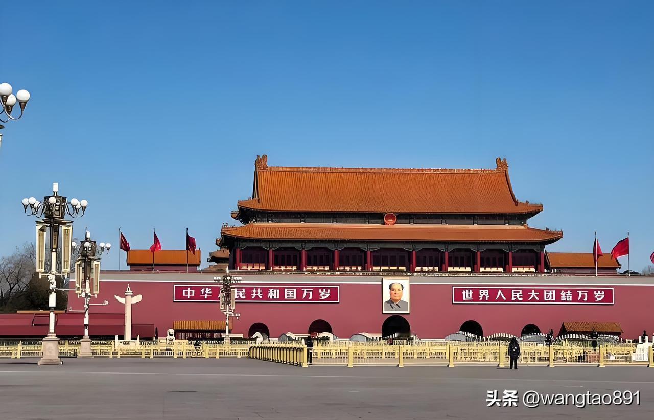 无题
川普刚走普京来，
北京外事极精彩；
世界乱局陷无奈，
国泰民安华夏帅。