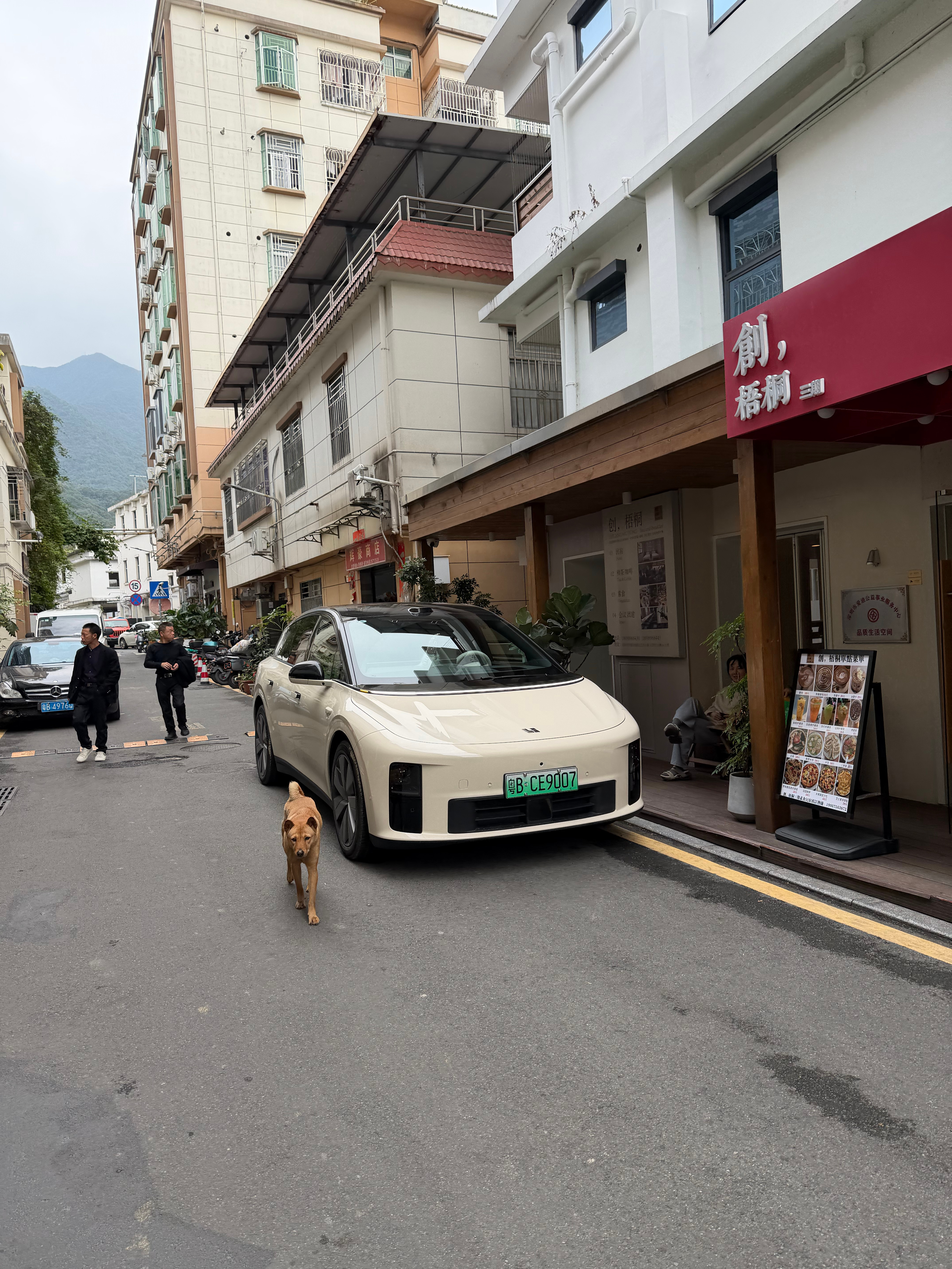 i6真好看，还是小姐姐开的，品味非常不错，山里人换车越来越有意思了 深圳
