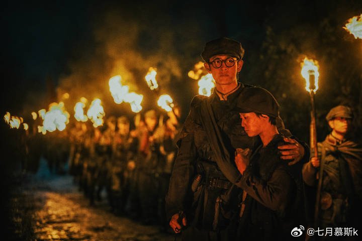 四渡于适军服补丁细节 于适的军服造型呈现出“身经百战但军容仍在”的精悍感，这个定