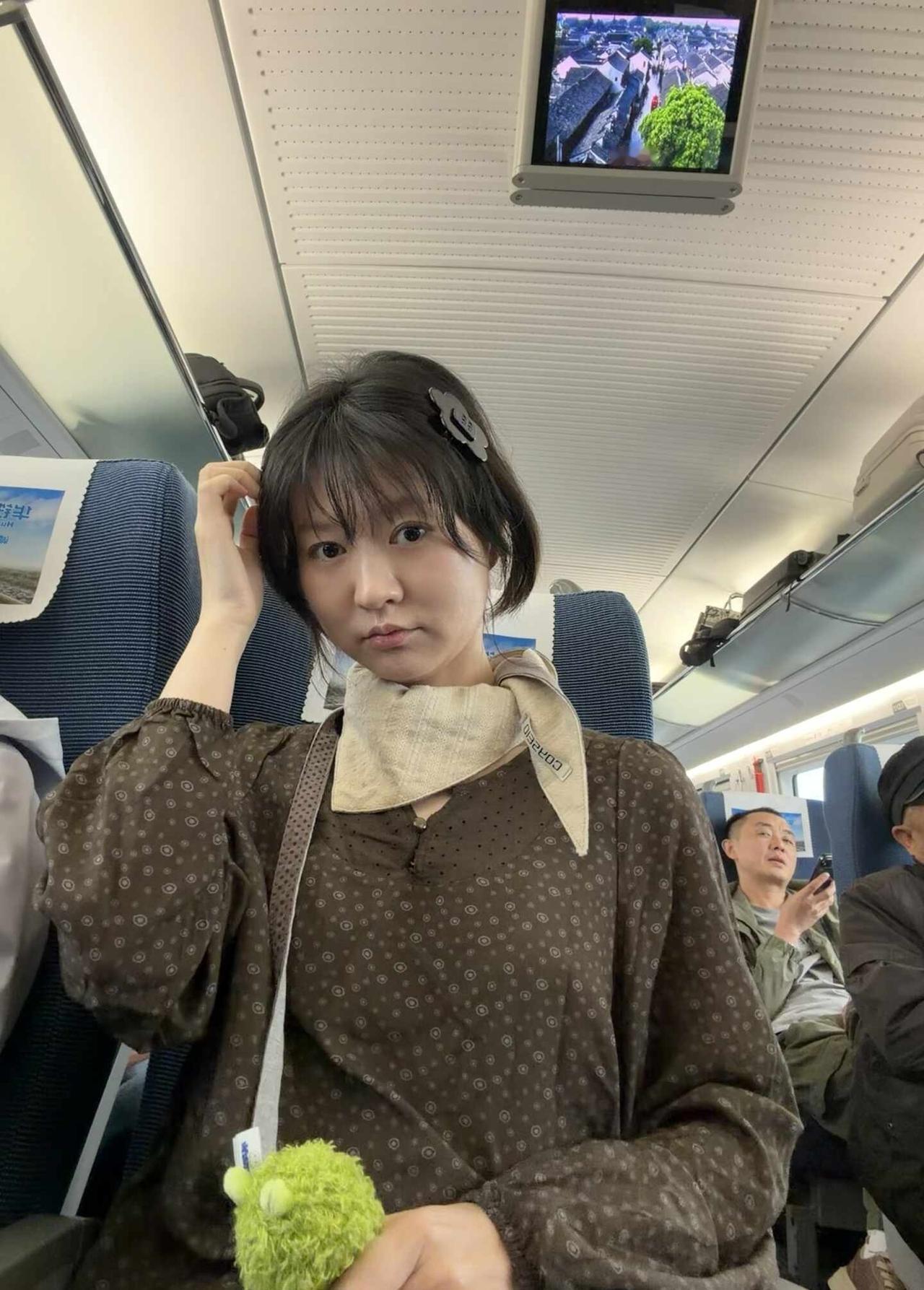 轻亚沪上森女（不是短工）五一返乡穿搭💧
完美融入列车环境这一块
4月28号的人