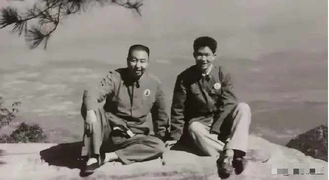 70年代，华国锋同志在江西庐山参加会议后，与秘书曹万贵一起留影 