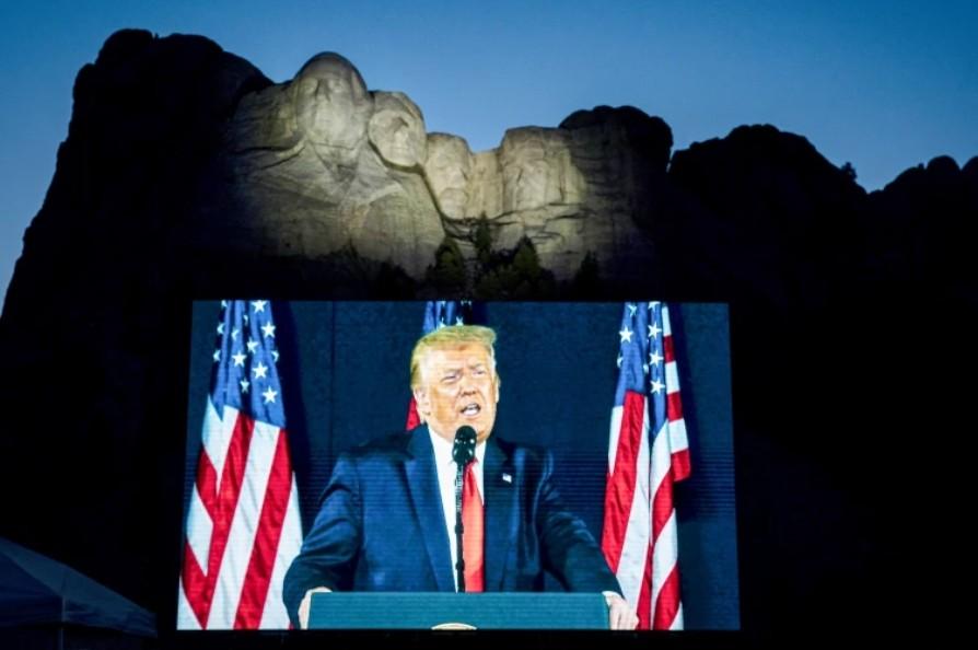 美国独立日前夕，特朗普去了总统山，他还是想把头像刻上去

特朗普真想把自己的头像