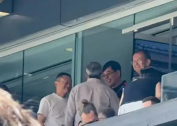 马云现身世界杯总决赛现场网友分享马云现身世界杯总决赛现场，和友人轻松闲谈，全程很