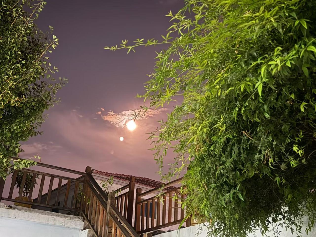 同事穿了一件冲锋衣，是两件套的，只有59.9元。
大家看到款式和质量，纷纷说值。