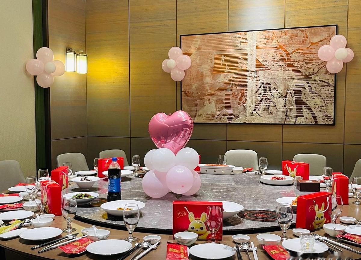 亲戚满月酒，随礼多少成了难题。
群里没人先开口，你来我往都尴尬。
这年头，人情世