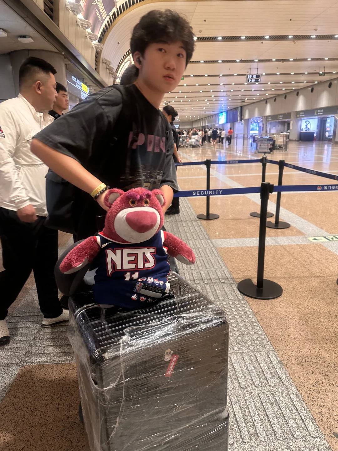 那个我为他和学校撕逼闹得沸沸扬扬的男孩独自闯欧洲了，那时候学校的老师以...