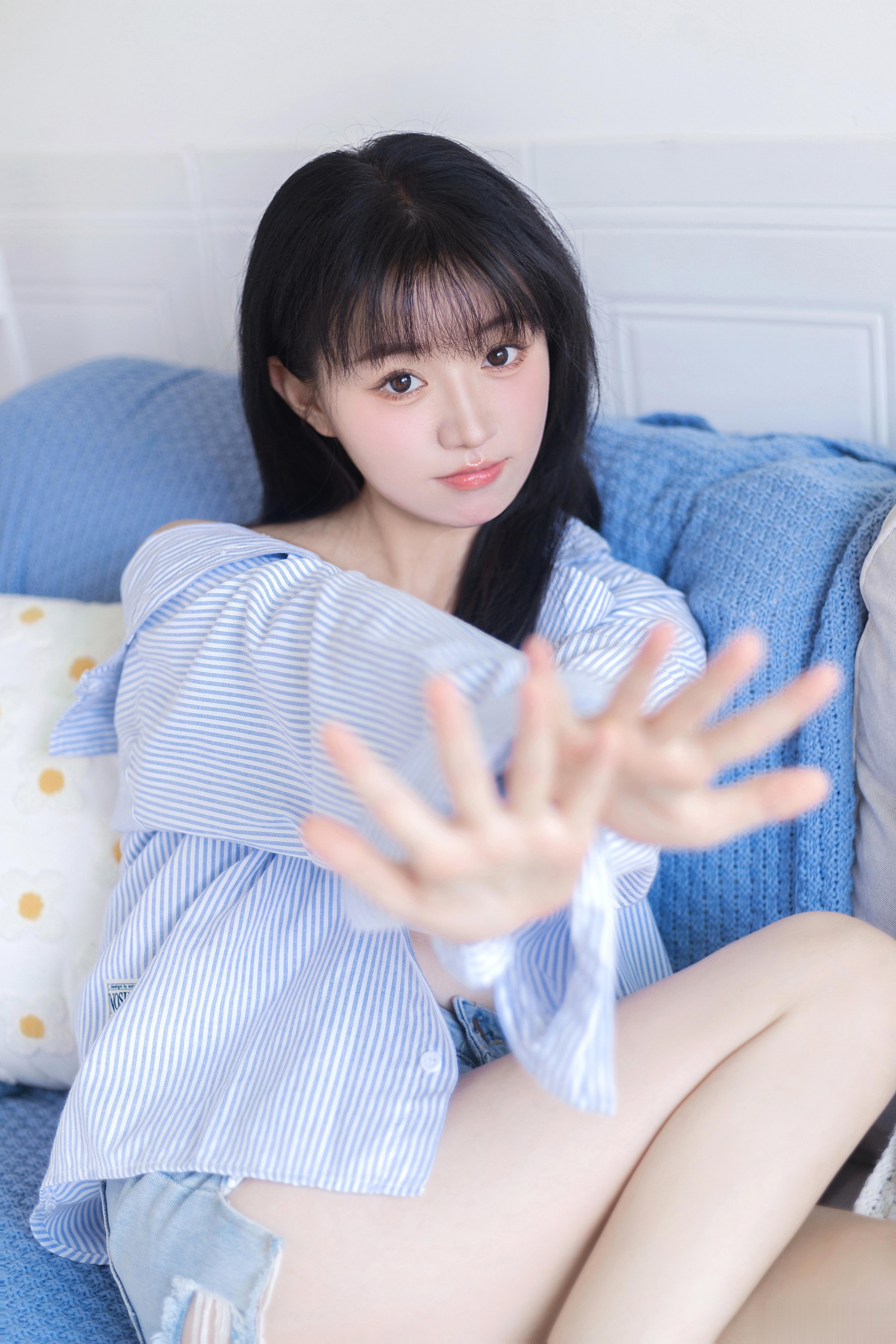 像一道风阅尽了千帆，把孤独写成沿途上的汗。像一片雨化成了波澜，可从没忘记来时的云