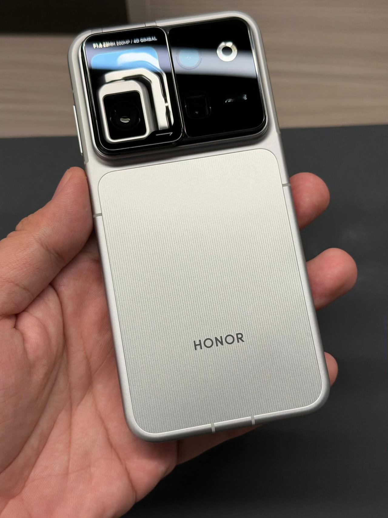 实名羡慕已经用上荣耀Robot Phone的宝子们。这银色版是真漂亮呀！你们是加