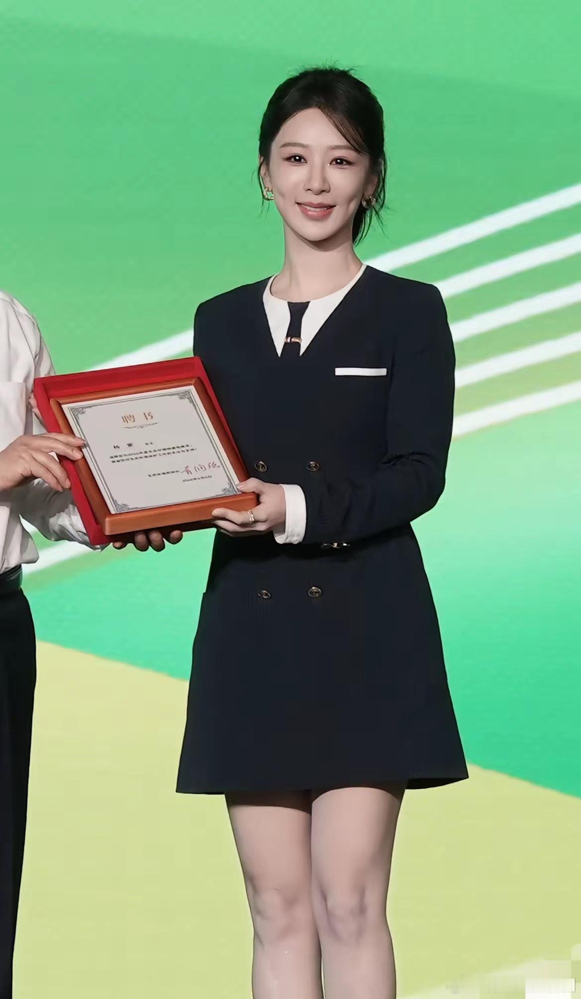 杨紫她哪都完美就有一个缺点36000元的短裙，杨紫穿出来360元的效果终于知道杨