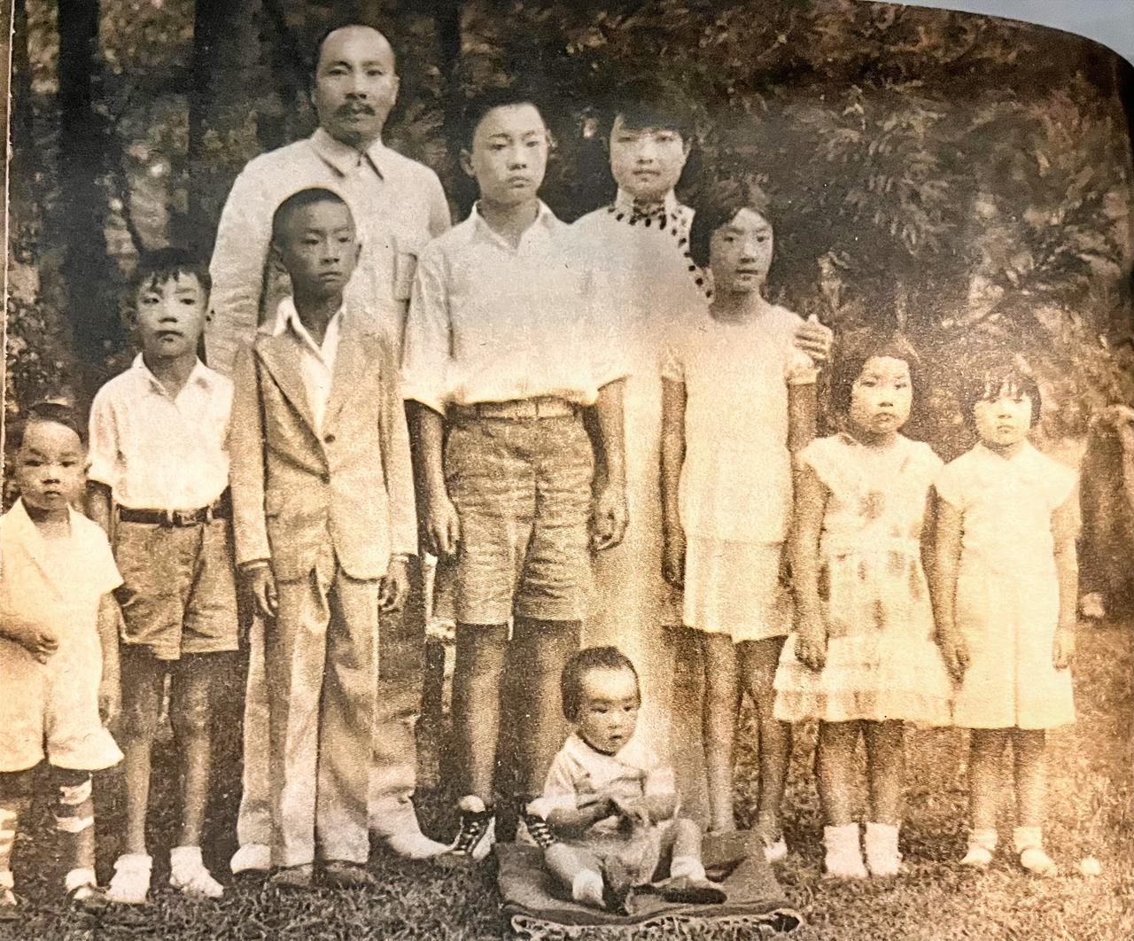 猜猜照片中1935年这个四子四女家庭属于什么阶层。若能认出男主人，那就犯不着猜了