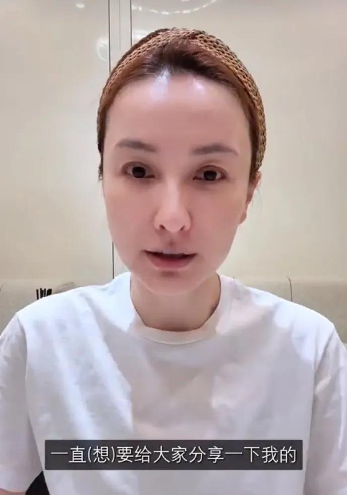 明明还是一如既往的美呀！或许是眼睛看着稍显疲惫？真不懂为啥会有这样的疑问～ 吴昕