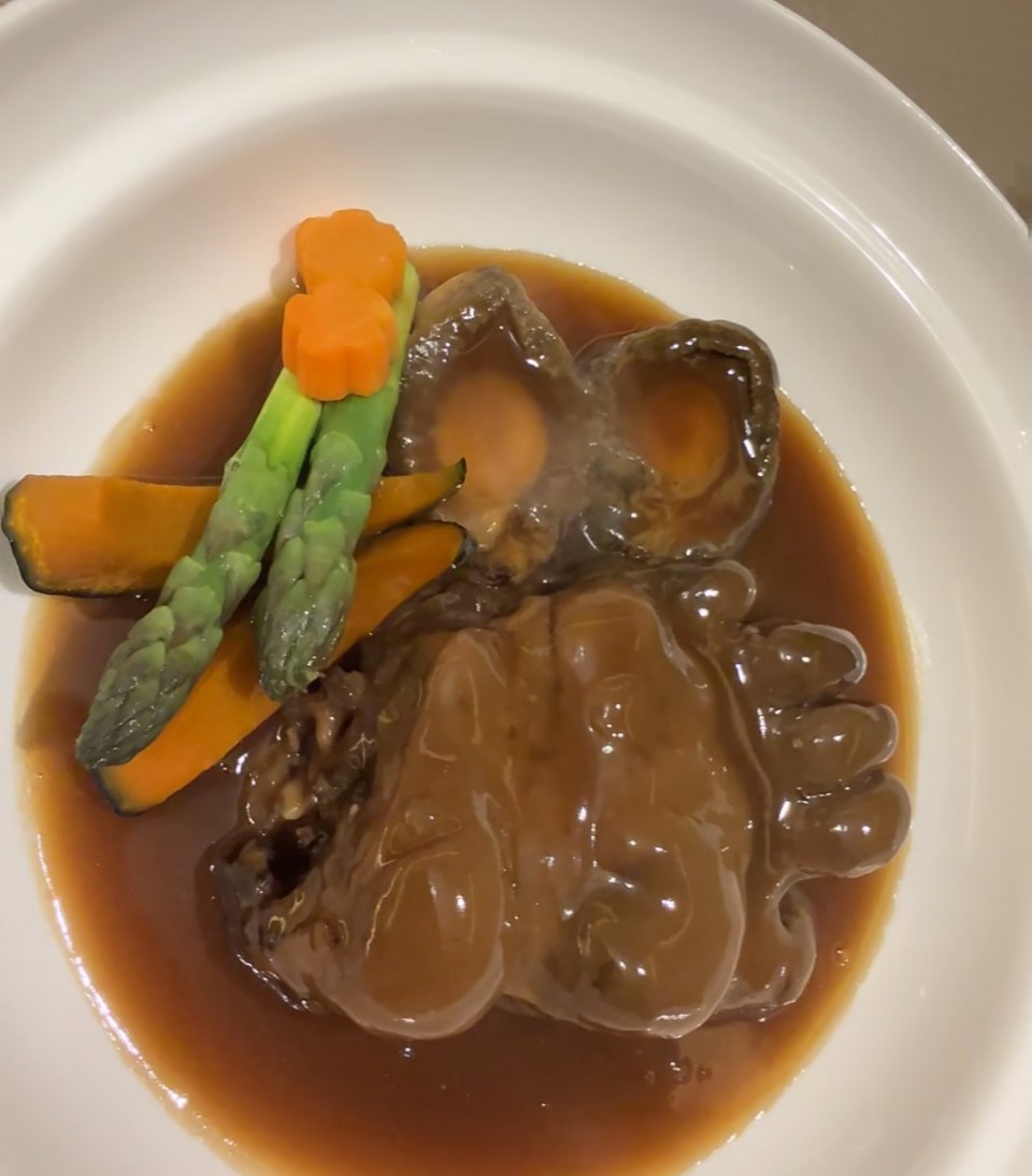 日本人开始吃熊肉味道一般，小时候看徐克拍的金玉满堂看里面做的熊掌，还以为人间美味