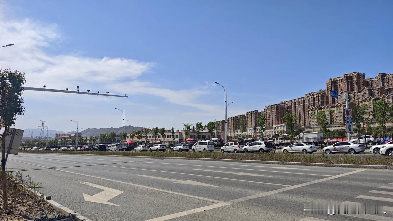 每逢周三周六赶大集，西泉街酉众和市场门口就会停好多车。