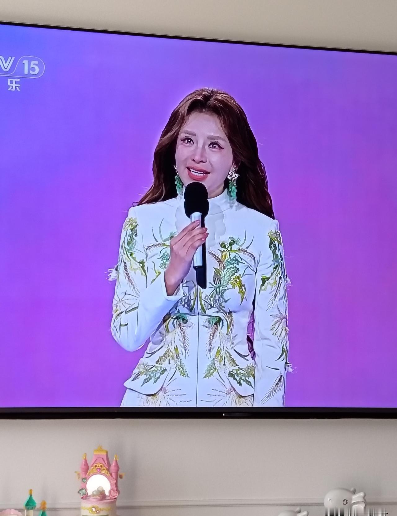 看见朱迅嘴角那丝不听话的下垂了吗？
庆典礼炮轰鸣。
朱迅的脸，却像信号不好的电视