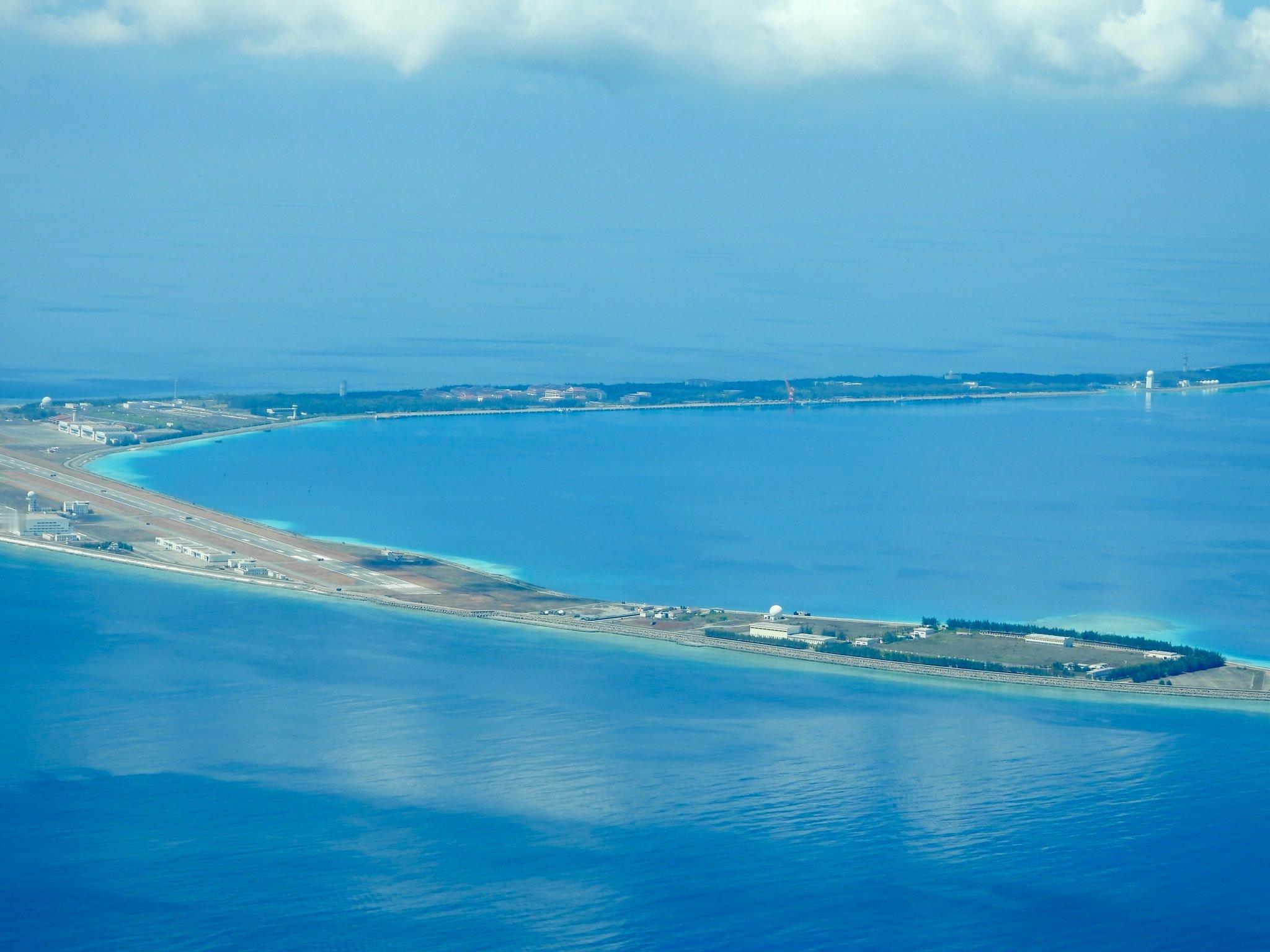 菲海警飞机再次抵近骚扰我国南沙岛礁，美济岛跑道密集布置反降落车辆！据菲律宾多家媒