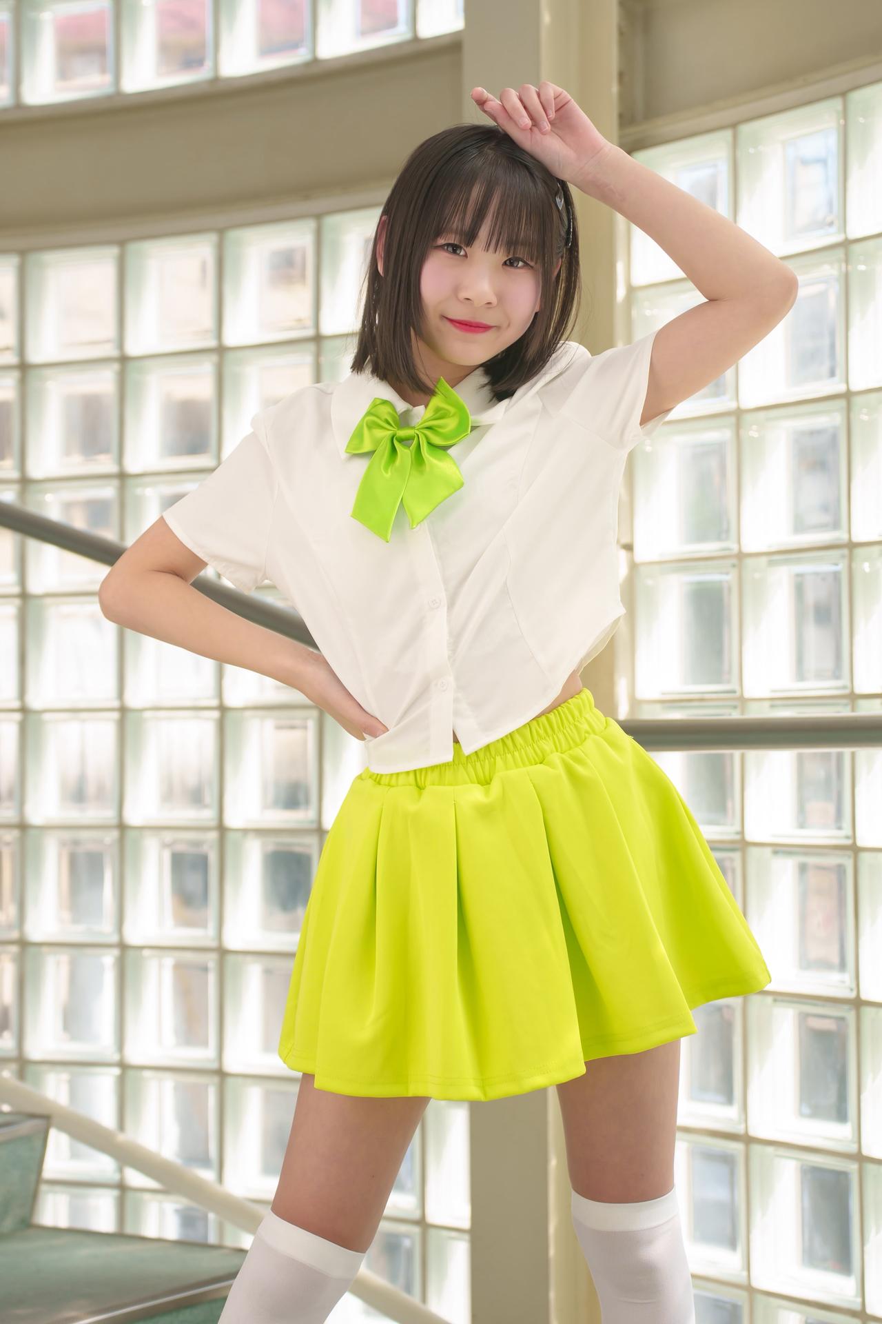 绿裙映窗影，笑语入诗行