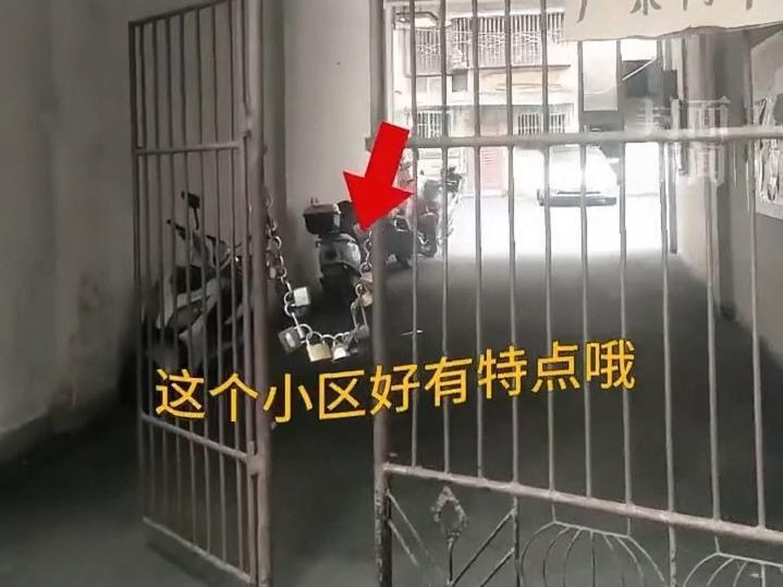 川攀枝花一老小区出奇招！没物业，外来车乱占位，居民们一合计，在大门上装了条锁链，