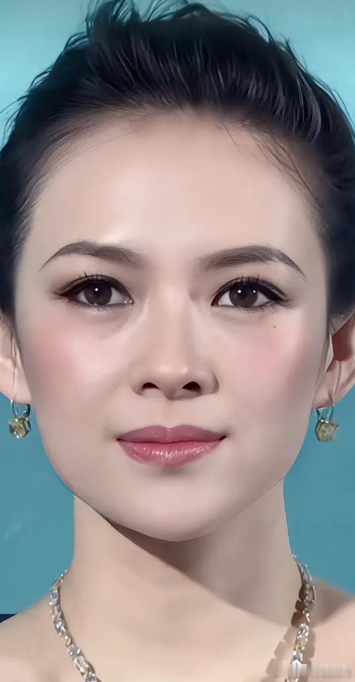 章子怡的五官的确太精致了！在这么近的镜头下依然找不到一丝瑕疵，难怪李安导演多次公