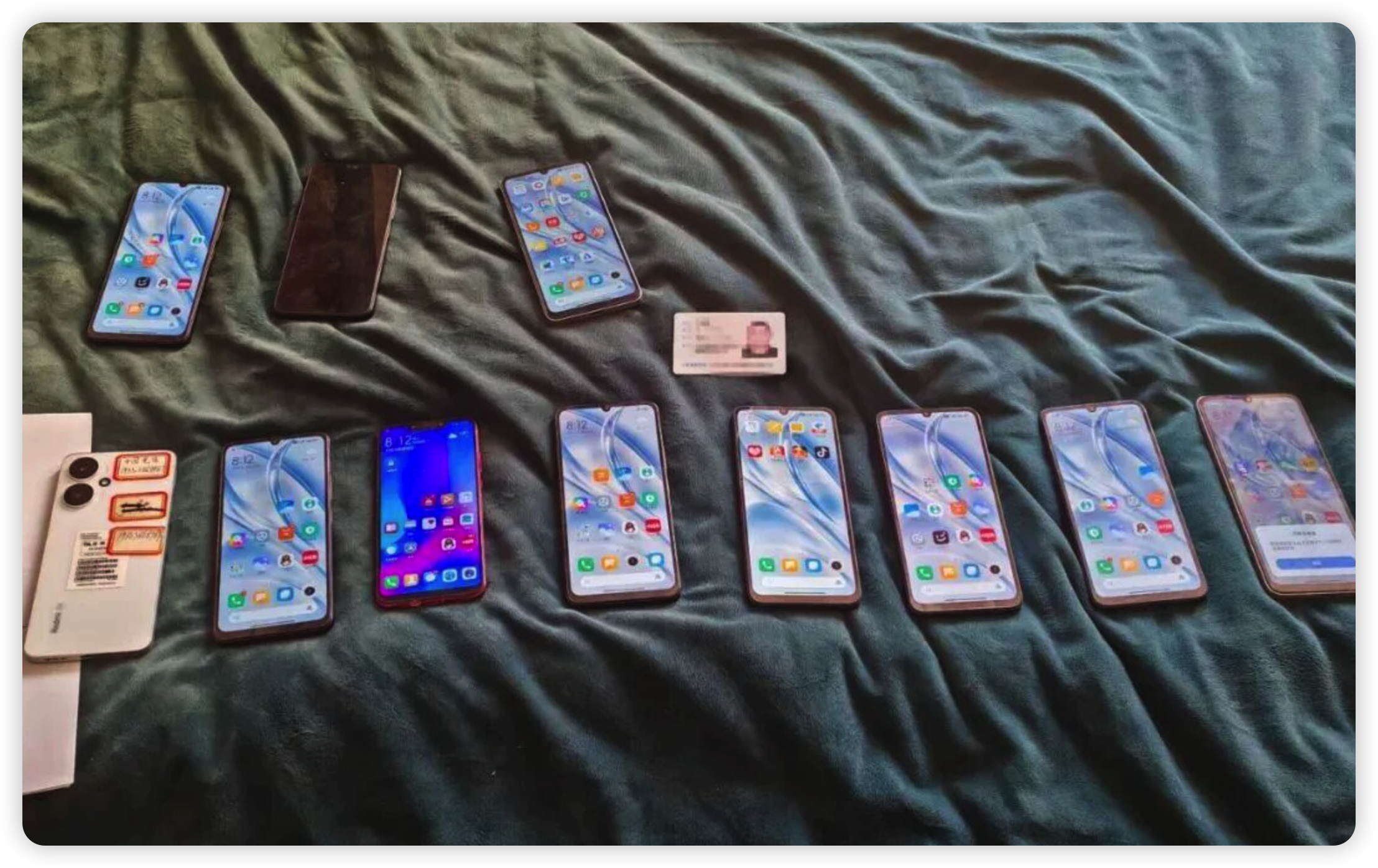 小米华为理想先后报警12人团伙被抓 最近这事儿挺解气的。烟台公安蹲了四个月，把一