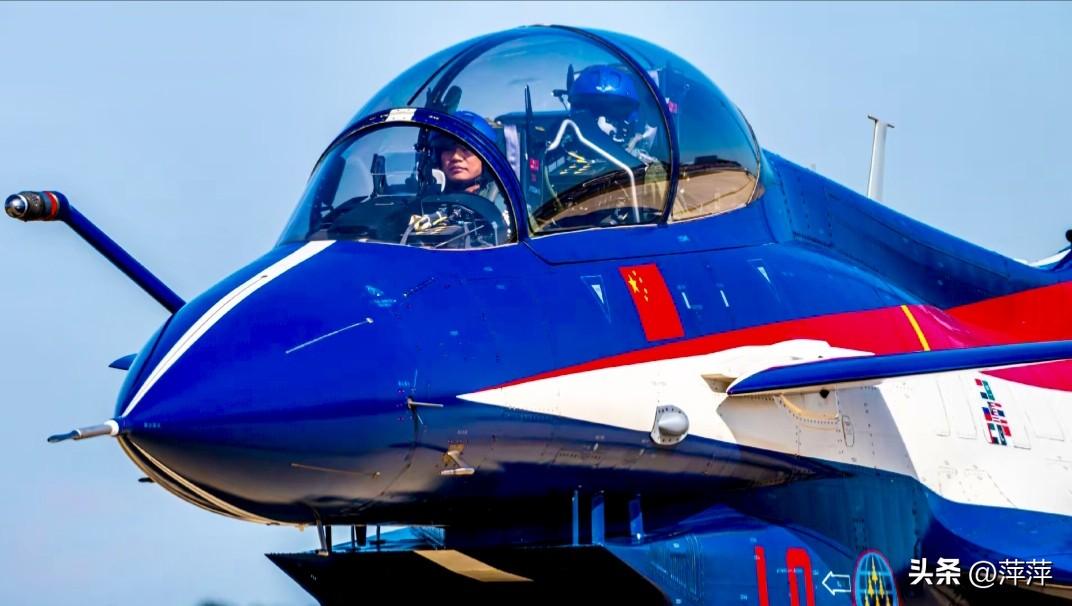 这是中国八一飞行表演队的歼-10SY双座表演机，身披蓝白红三色涂装，是我国自主研