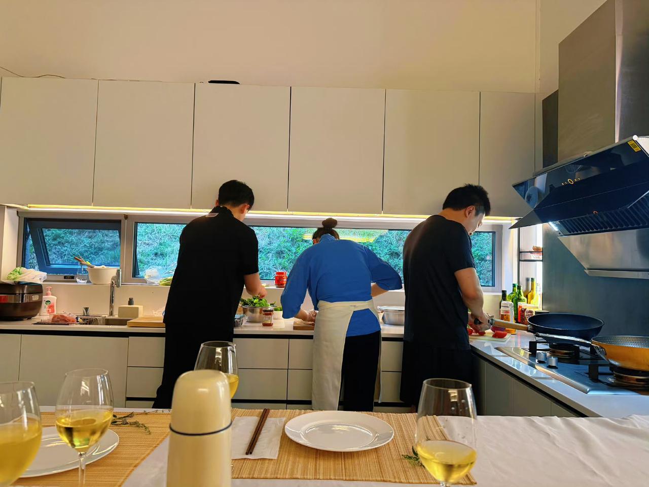 晚晚
再来捋捋这件事。于正曾被法院实锤抄袭琼瑶作品，还被官媒点名批评，多年来始终