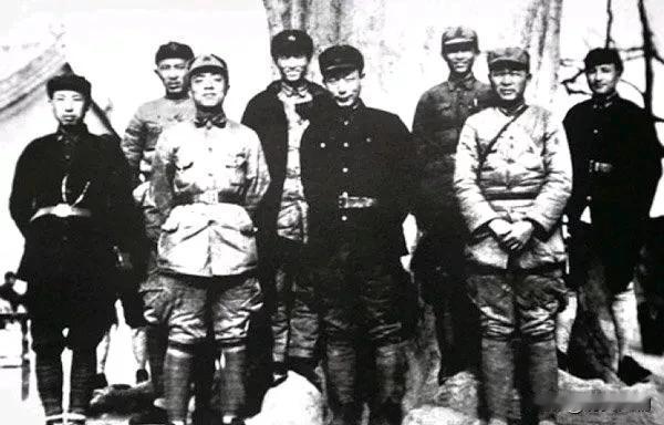 1935 年 9 月 15 日，红二十五军抵达陕西延川永坪镇，与陕北红二十六、红