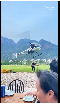网红吃烤羊，飞机送餐，公告说的是参与救援演练，还没来得急把标志撤下，这架飞机去年
