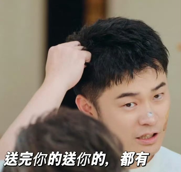 陈赫笑容真的会转移笑容也是有守恒定律的！陈赫在线示范：笑得越开心，翻车来得越突然