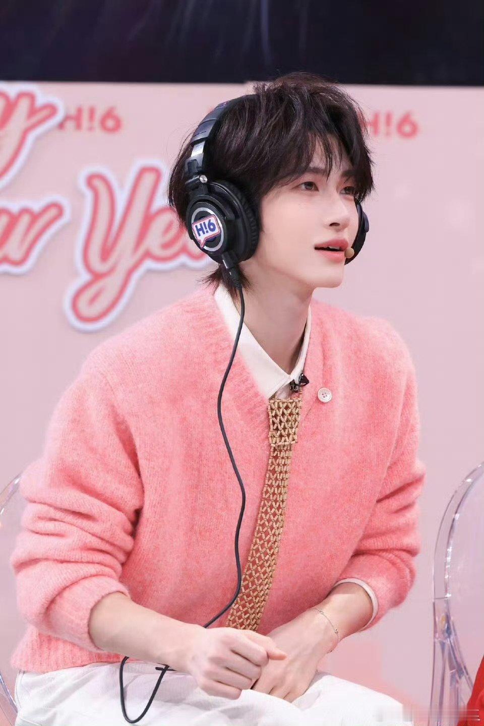 李一桐刘宇新年领舞直拍 轻快舞步超治愈，李一桐刘宇送上新春第一份甜！你好星期六