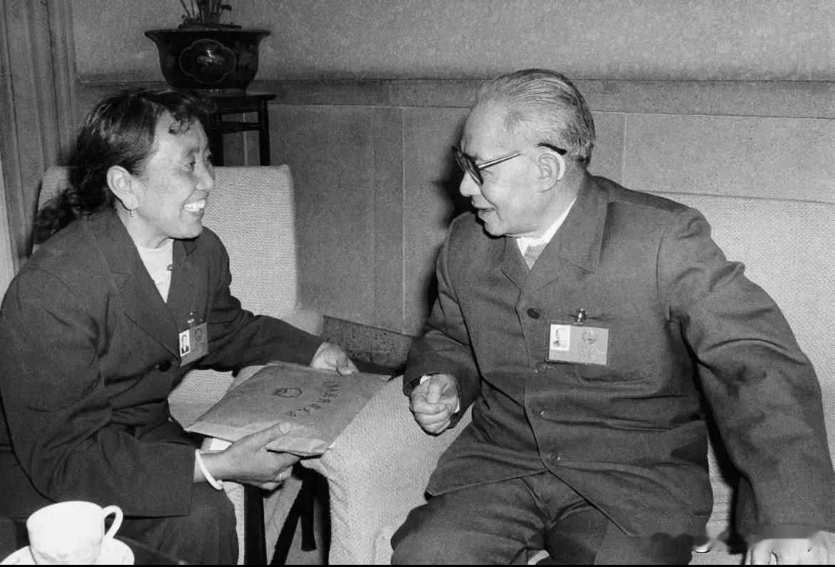 1987年，陈丕显同志与著名藏族歌唱家才旦卓玛在人民大会堂亲切交谈。才旦卓玛出生