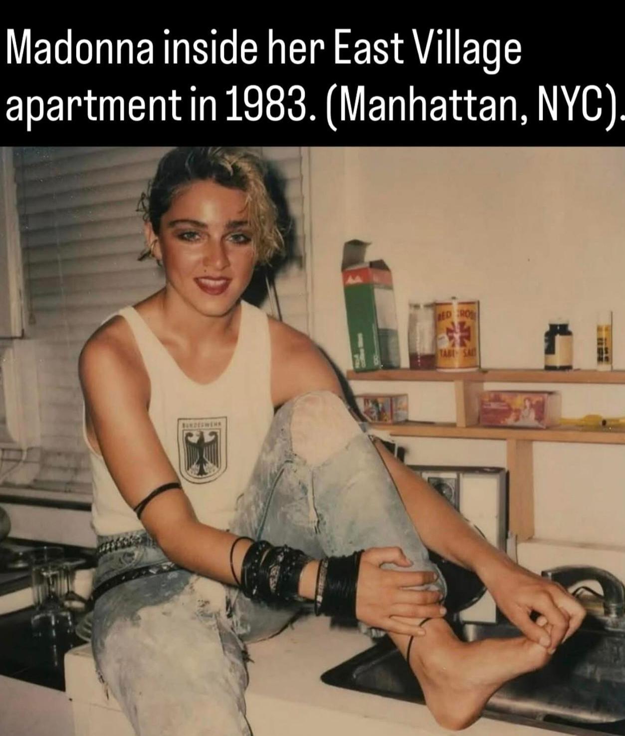 [中国赞]1983年，一个身揣35美元的女人蜷缩在纽约东村臭气熏天的破公寓里，谁