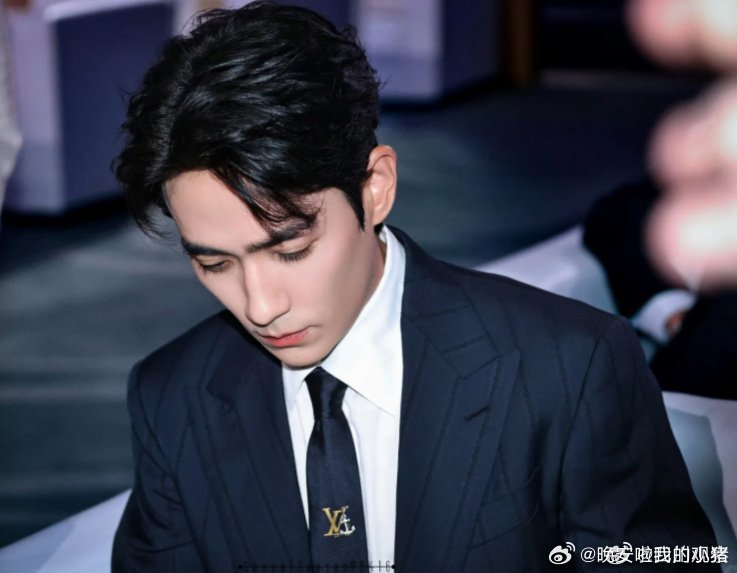 朱一龙拿下金熊猫奖最佳男主角，个人第八个影帝奖杯了🥹 ​​​